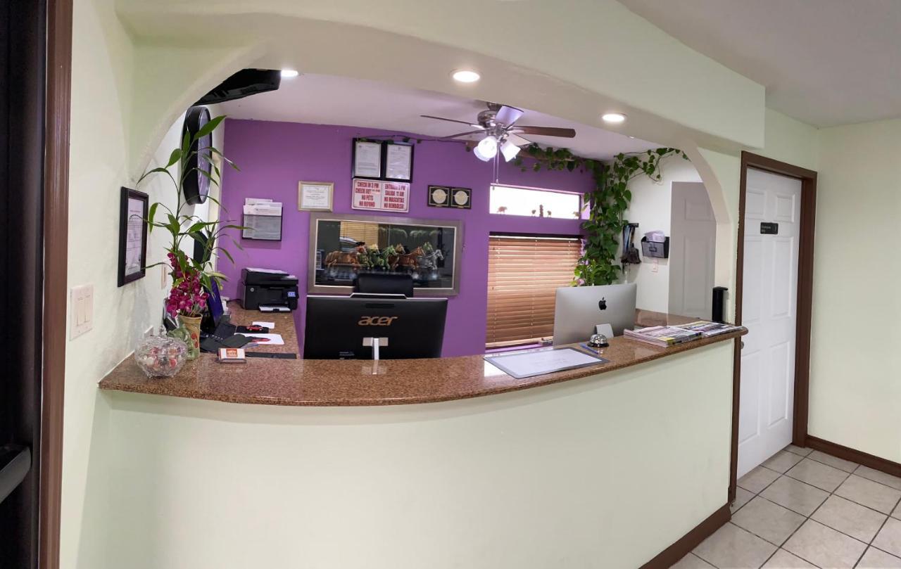 Country Hill Inn & Suite Eagle Pass Bagian luar foto