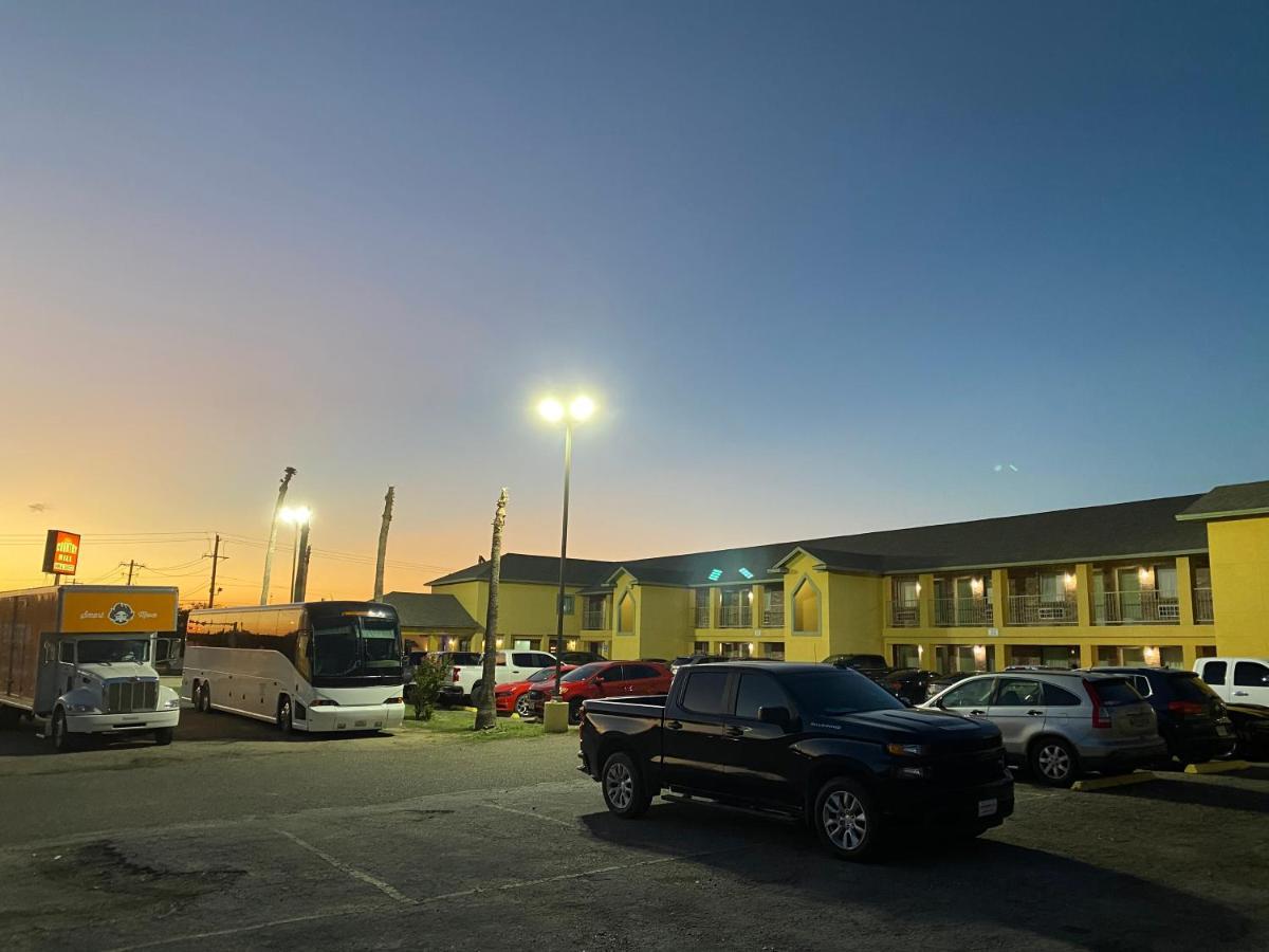 Country Hill Inn & Suite Eagle Pass Bagian luar foto