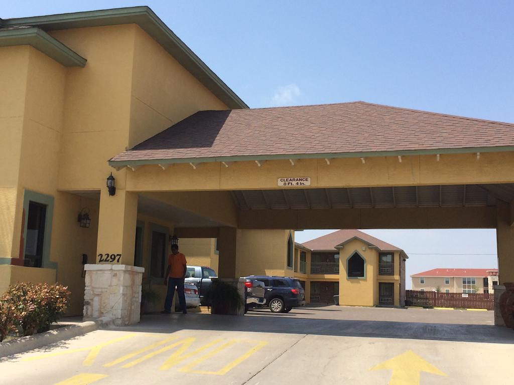 Country Hill Inn & Suite Eagle Pass Bagian luar foto