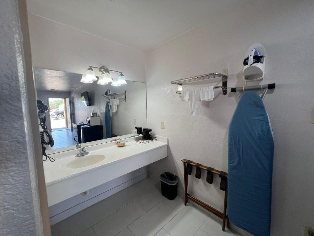 Country Hill Inn & Suite Eagle Pass Bagian luar foto
