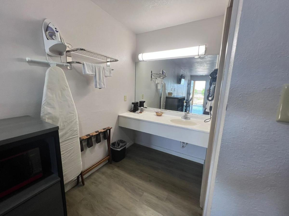 Country Hill Inn & Suite Eagle Pass Bagian luar foto